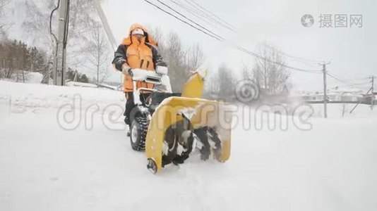 人类用扔雪器来清扫积雪视频