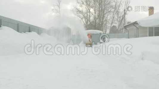 人类用扔雪器来清扫积雪视频