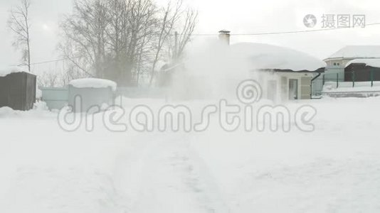 人类用扔雪器来清扫积雪视频