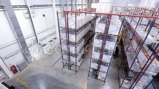 仓库装满货物视频