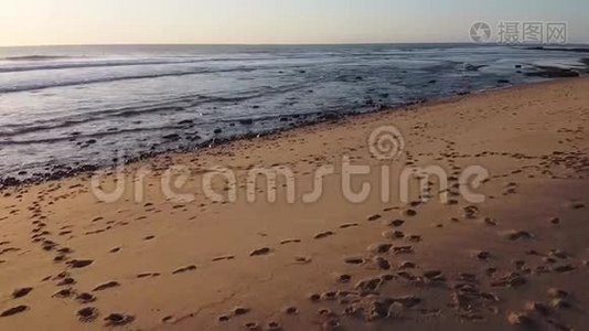 海浪在海滩上破碎视频