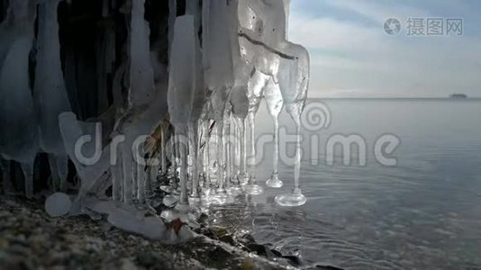 湖面上的冰柱视频