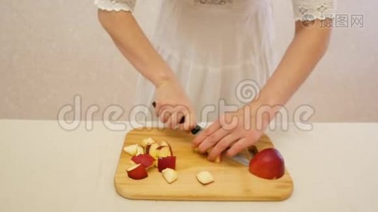那个女孩切了红苹果。视频
