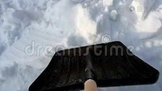 用铲子铲雪。视频