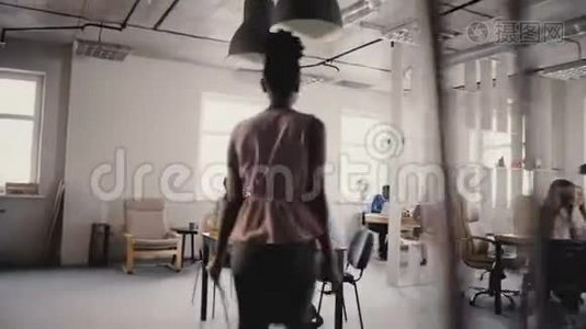 镜头跟随非裔美国女老板进入办公室，给工人指路。 小组团队合作4K。视频