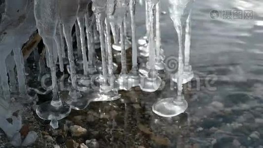 湖面上的冰柱视频