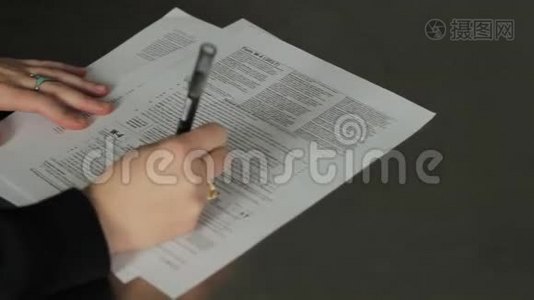 女人填写税单视频