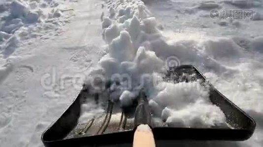 用铲子铲雪。视频