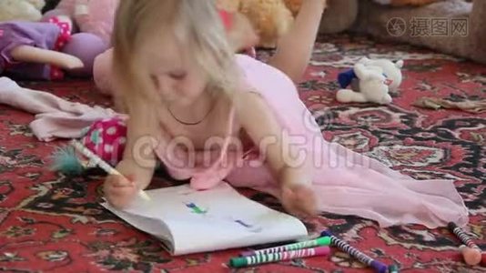 小女孩在相册里画画。视频