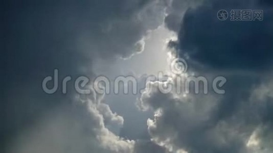 阳光透过云层视频