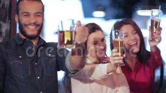 年轻的公司举起一杯啤酒视频