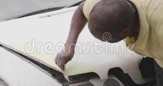 非洲男人画一辆车视频