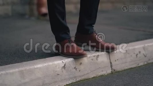 人`棕色靴子的腿视频