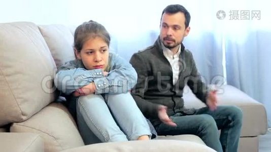 一位年轻的父亲和女儿在家打架视频