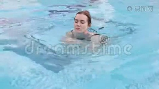 游泳池里的年轻女子视频