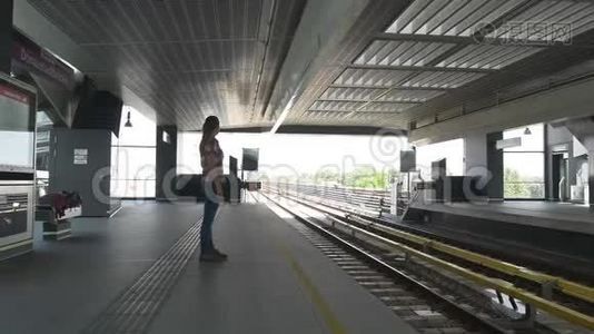 地铁里的女人在等火车视频