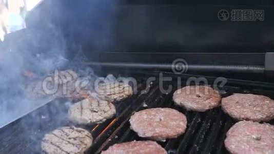 用猪肉牛肉，鸡肉，小牛肉，在烤架上做街头食品汉堡，用火烧烤。 切块视频