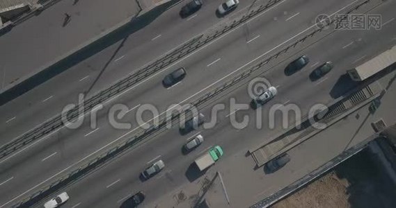 有车顶景的高速公路视频