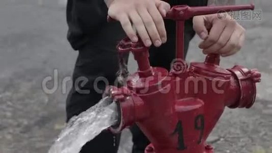 在室外灭火时，消防栓准备连接软管。 旧红火栓视频