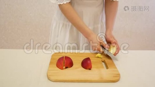女孩剁碎刷红苹果..视频