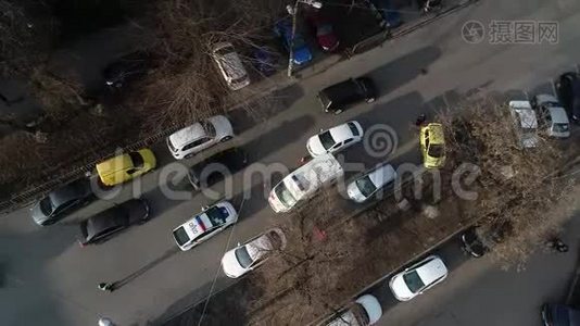 两辆汽车从高空顶向相撞的道路事故视频