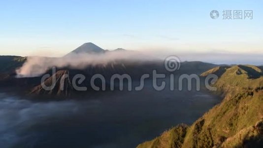 布罗莫山和布罗莫山国家公园的野生岛屿上美丽多彩的日出日落视频