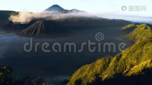 布罗莫山和布罗莫山国家公园的野生岛屿上美丽多彩的日出日落视频