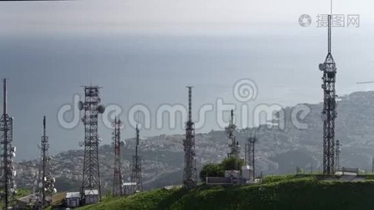 背景下的电信塔天线和城市景观鸟瞰图视频