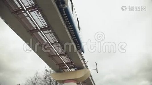 火车在单轨行驶视频