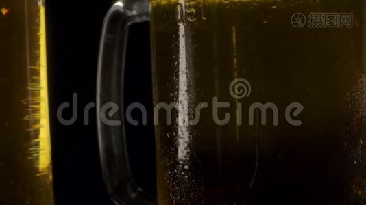 冰镇啤酒的湿杯。视频