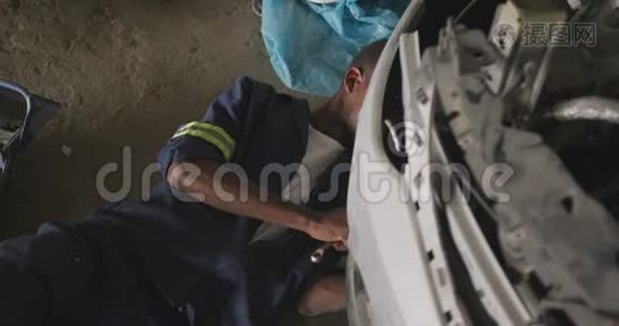 非洲男人修理汽车视频