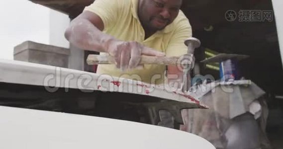 非洲男人修理汽车视频