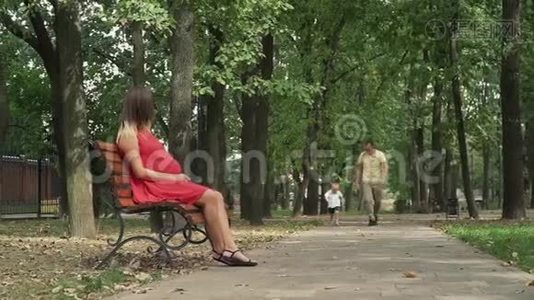小男孩跑向坐在公园长凳上的妈妈视频