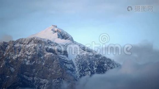 土耳其安塔利亚地区塔塔塔利山上空快速移动的云层视频