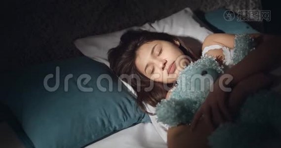带着泰迪玩具醒来的女人视频