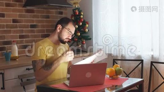 疲惫的男人在家里用笔记本电脑工作视频