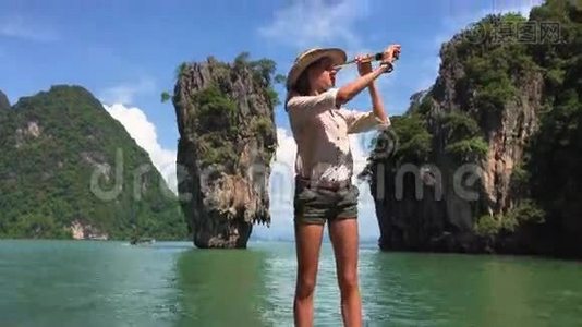 旅游女孩俯瞰海洋景观视频