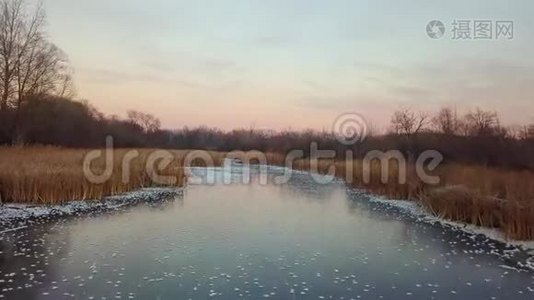 日落时结冰的河流视频
