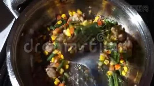 在平底锅中煎蔬菜，在平底锅顶上倒入食用油视频