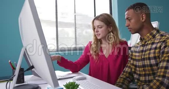 男人和女人看着电脑视频