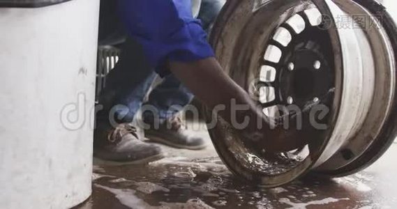 非洲男人清洗轮子视频
