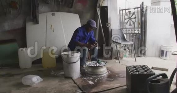 非洲男人清洗轮子视频