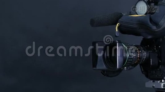 专业数码摄像机，摄像机，摄像机隔离在黑色背景上的电视SRudio。视频
