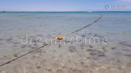 在海里用浮标绳索视频