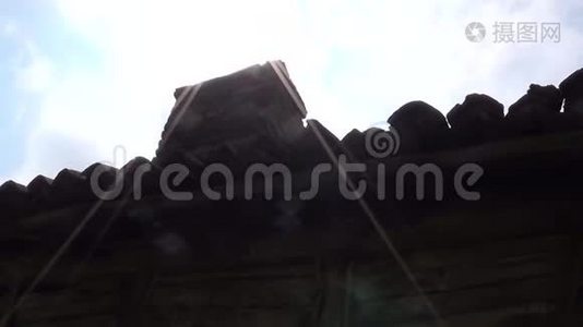 旧房子上的旧烟囱太阳`光线反射回来视频