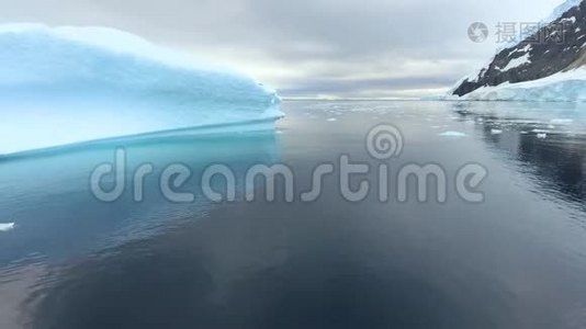 无人机在蓝色冰山和海岸之间的海峡里飞行。 安德列夫。视频