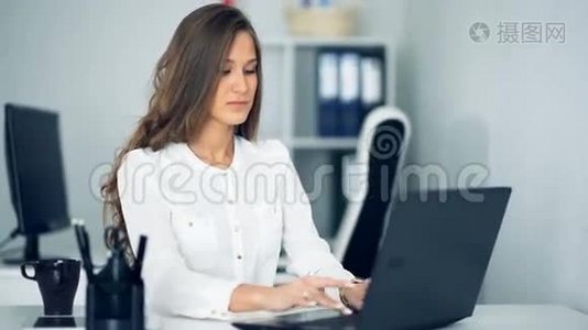 微笑的女商人用她的笔记本电脑办公视频