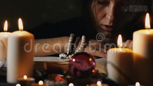 魔术师读古书。视频
