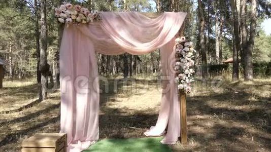森林里的婚礼拱门视频