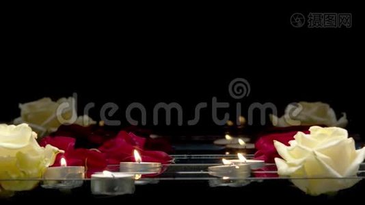 蜡烛和玫瑰在水面上游动视频
